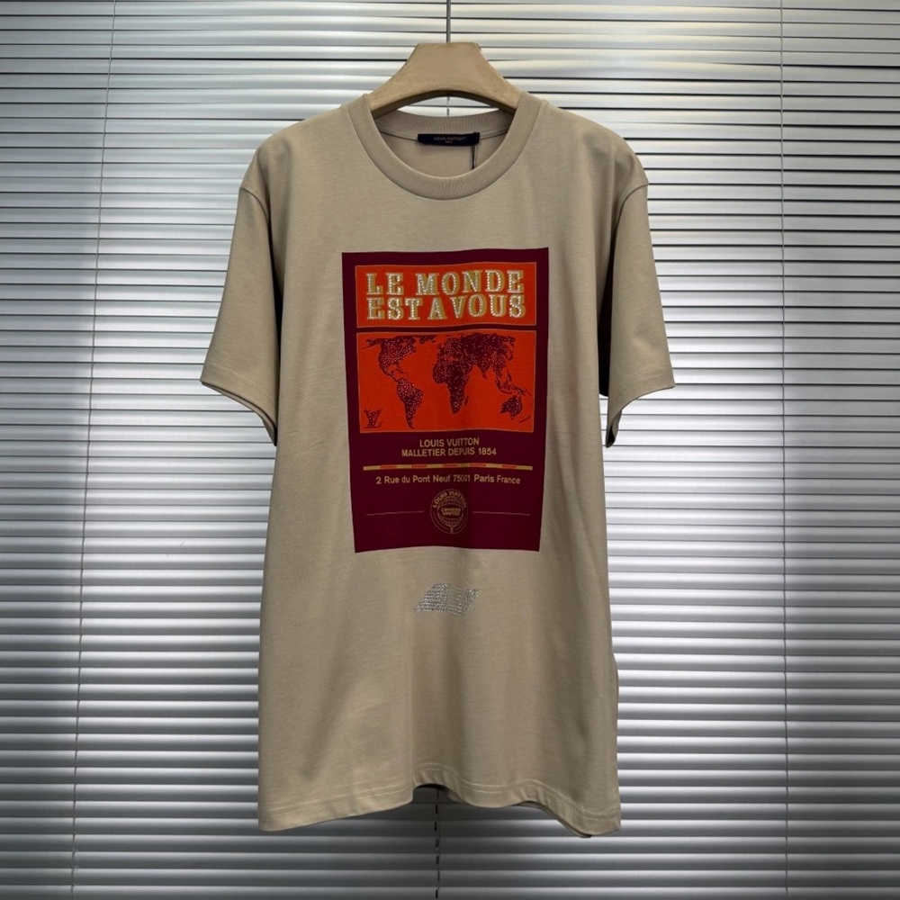 LOUIS VUITTON EMBELLISHED GRAPHIC T-SHIRT, 
Ref. 1AHCKV